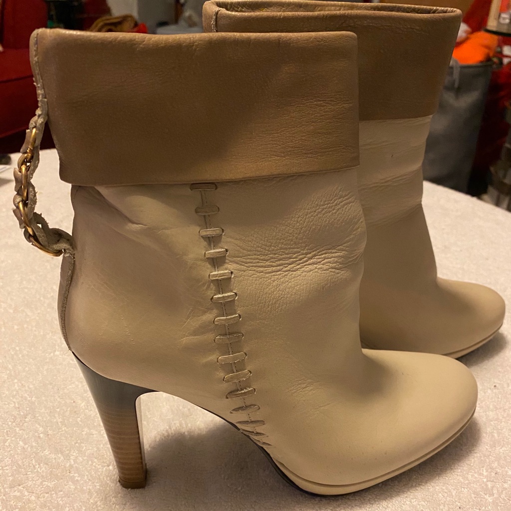 Almost Brand New Fashionable Boots  Charles David  Box 66
